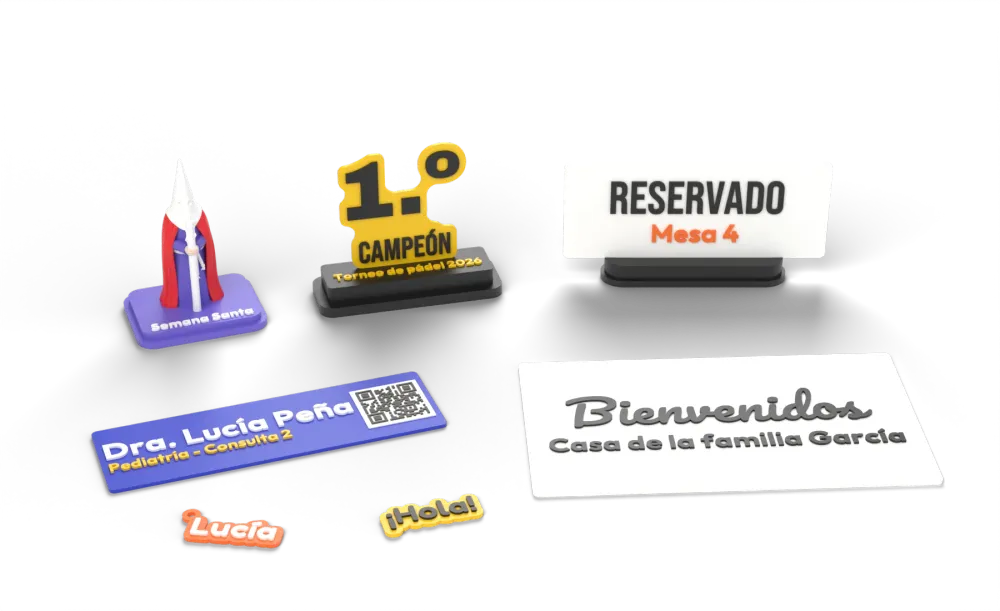 Una placa, un llavero, un pin, un cartel de sobremesa, un trofeo y un nazareno impresos en 3D en varios colores